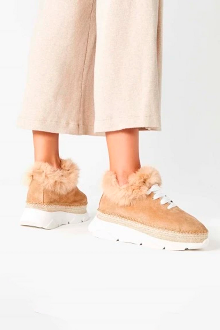 Zapatillas mujer en serraje canela con pelo | Naos 91