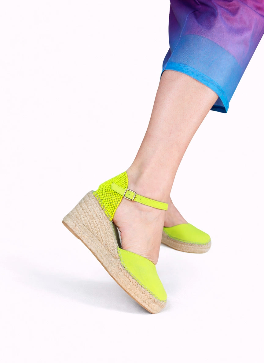 Alpargatas cuña media amarillo fluor con pulsera | Libra 19