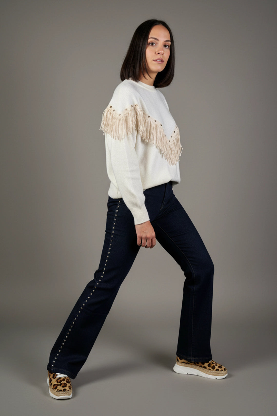 Pantalón vaquero oscuro con tachuelas | Lola