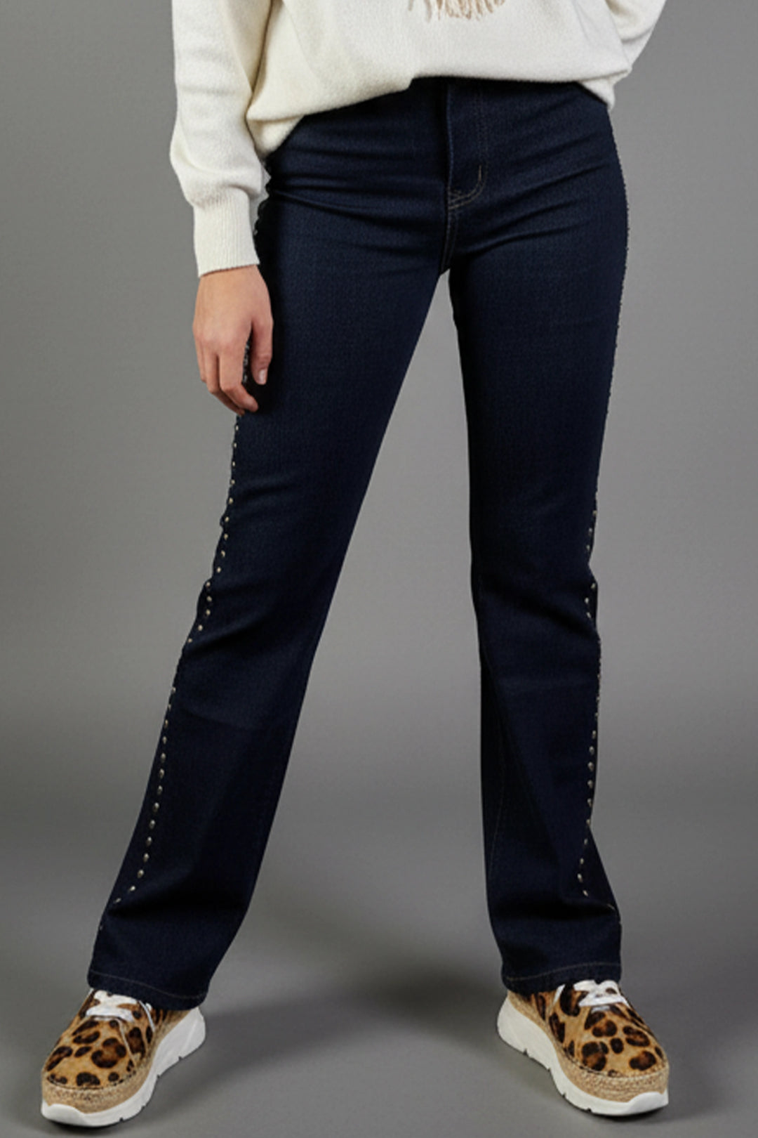 Pantalón vaquero oscuro con tachuelas | Lola